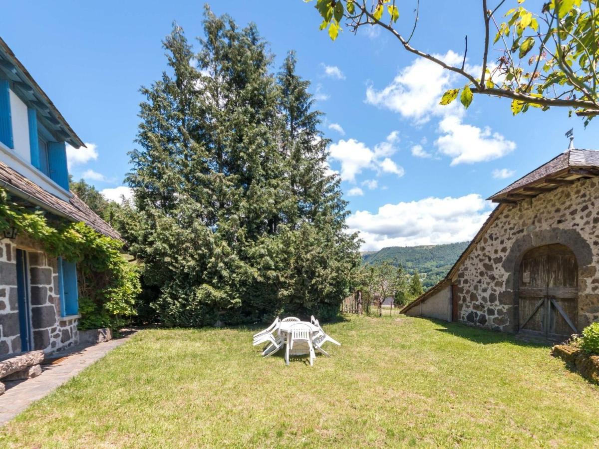 Beautiful Villa In The Parc Des Volcans D Auvergne Vic-sur-Cère Buitenkant foto